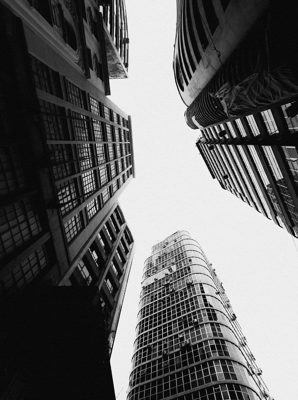 Vista para o alto entre prédios da cidade